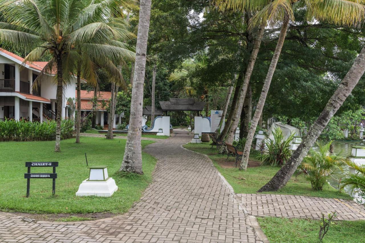 Club Mahindra Ashtamudi Hotel Nīndakara Buitenkant foto