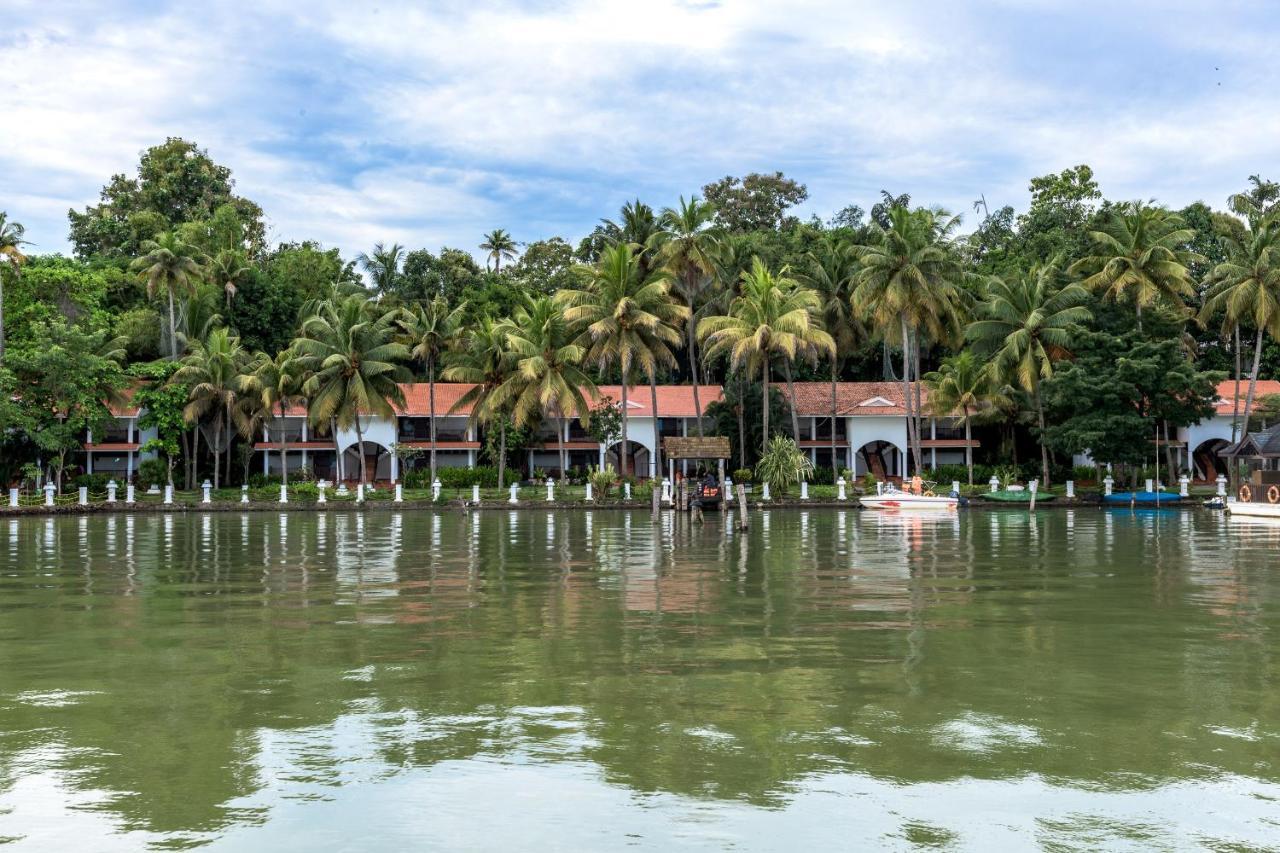 Club Mahindra Ashtamudi Hotel Nīndakara Buitenkant foto