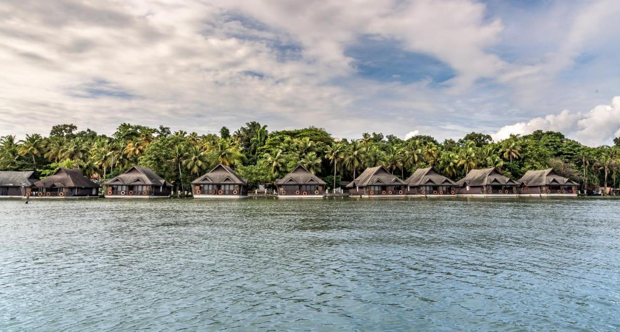 Club Mahindra Ashtamudi Hotel Nīndakara Buitenkant foto