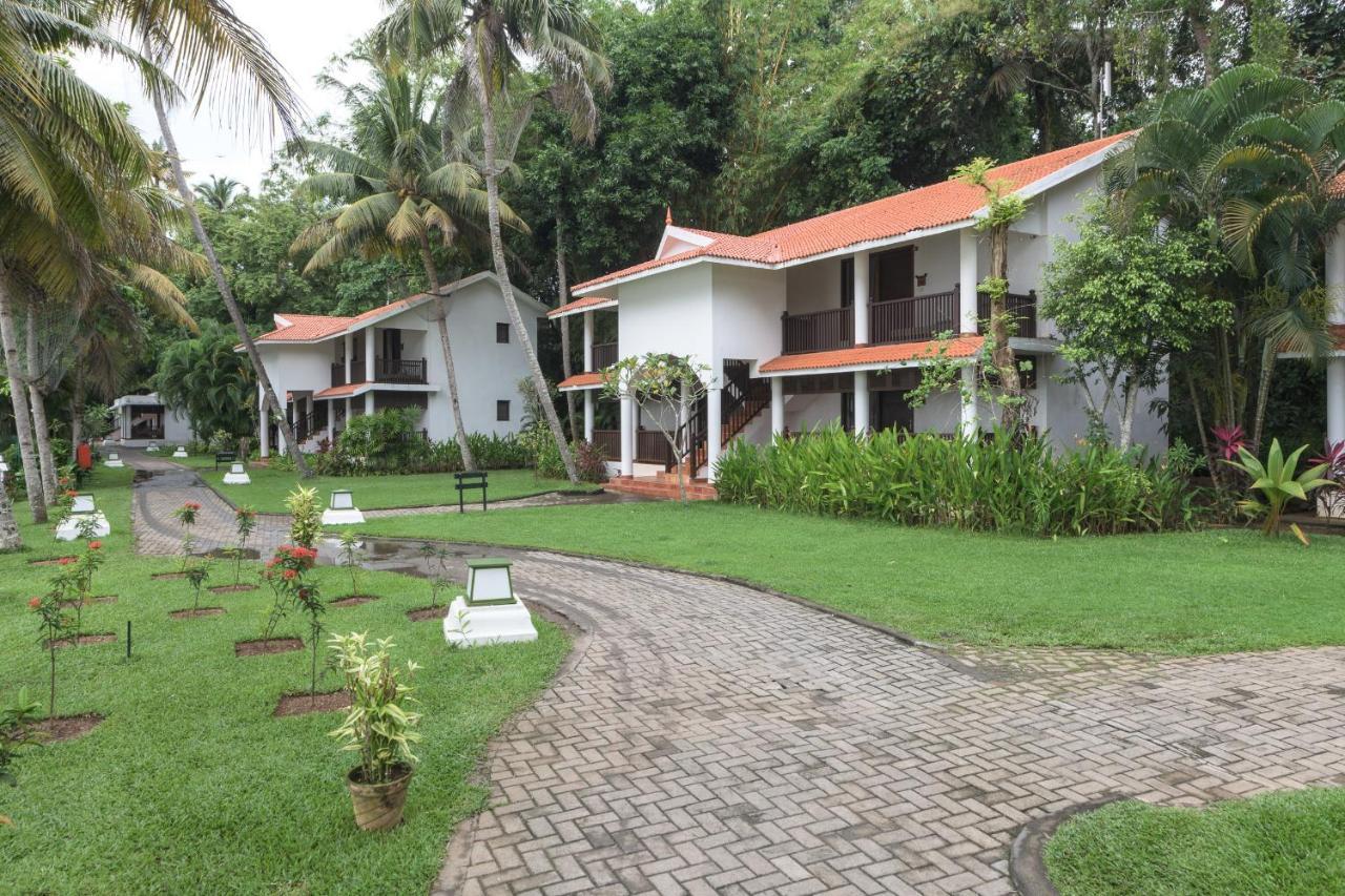 Club Mahindra Ashtamudi Hotel Nīndakara Buitenkant foto