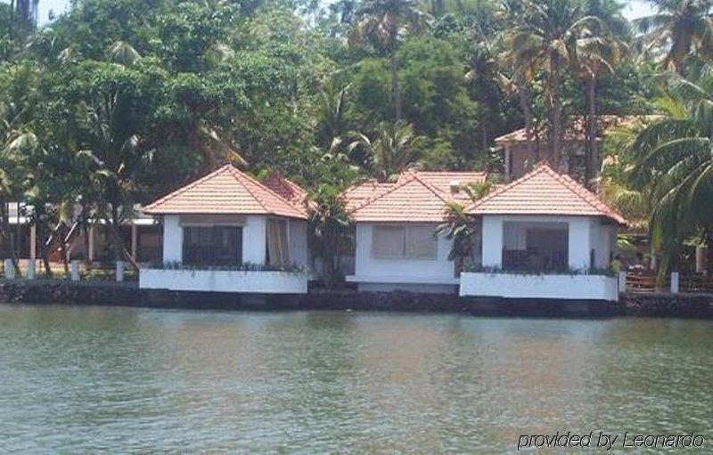 Club Mahindra Ashtamudi Hotel Nīndakara Buitenkant foto
