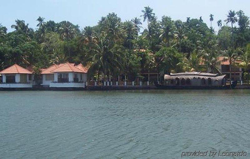 Club Mahindra Ashtamudi Hotel Nīndakara Buitenkant foto