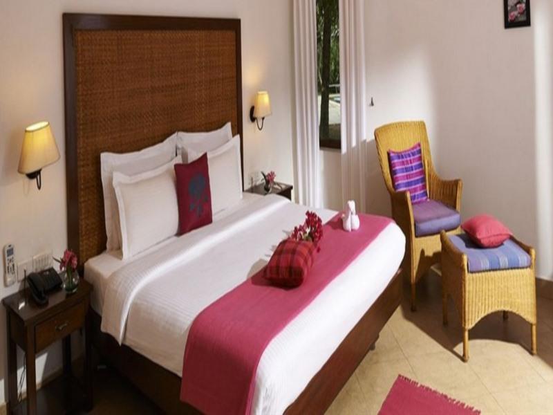 Club Mahindra Ashtamudi Hotel Nīndakara Buitenkant foto