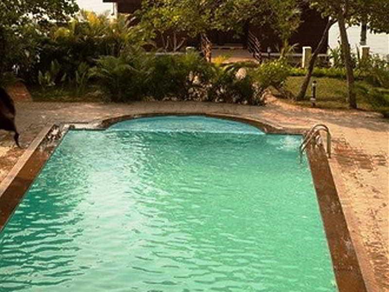 Club Mahindra Ashtamudi Hotel Nīndakara Buitenkant foto