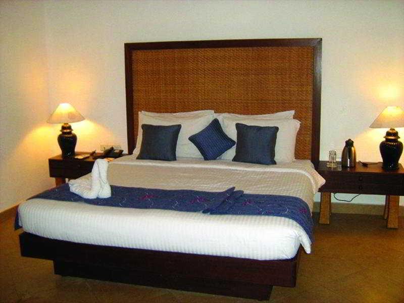 Club Mahindra Ashtamudi Hotel Nīndakara Buitenkant foto
