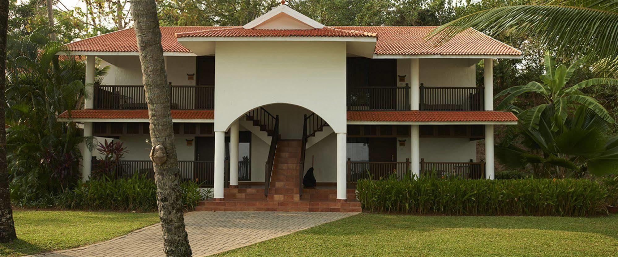 Club Mahindra Ashtamudi Hotel Nīndakara Buitenkant foto