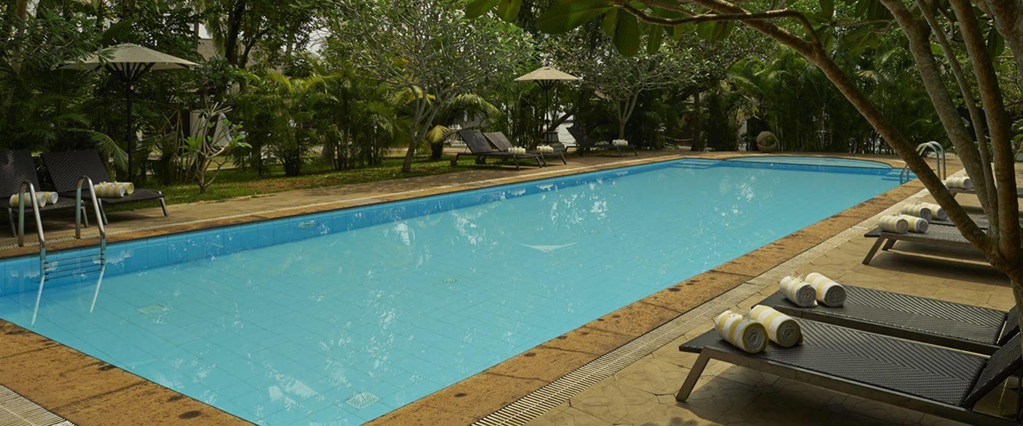 Club Mahindra Ashtamudi Hotel Nīndakara Buitenkant foto