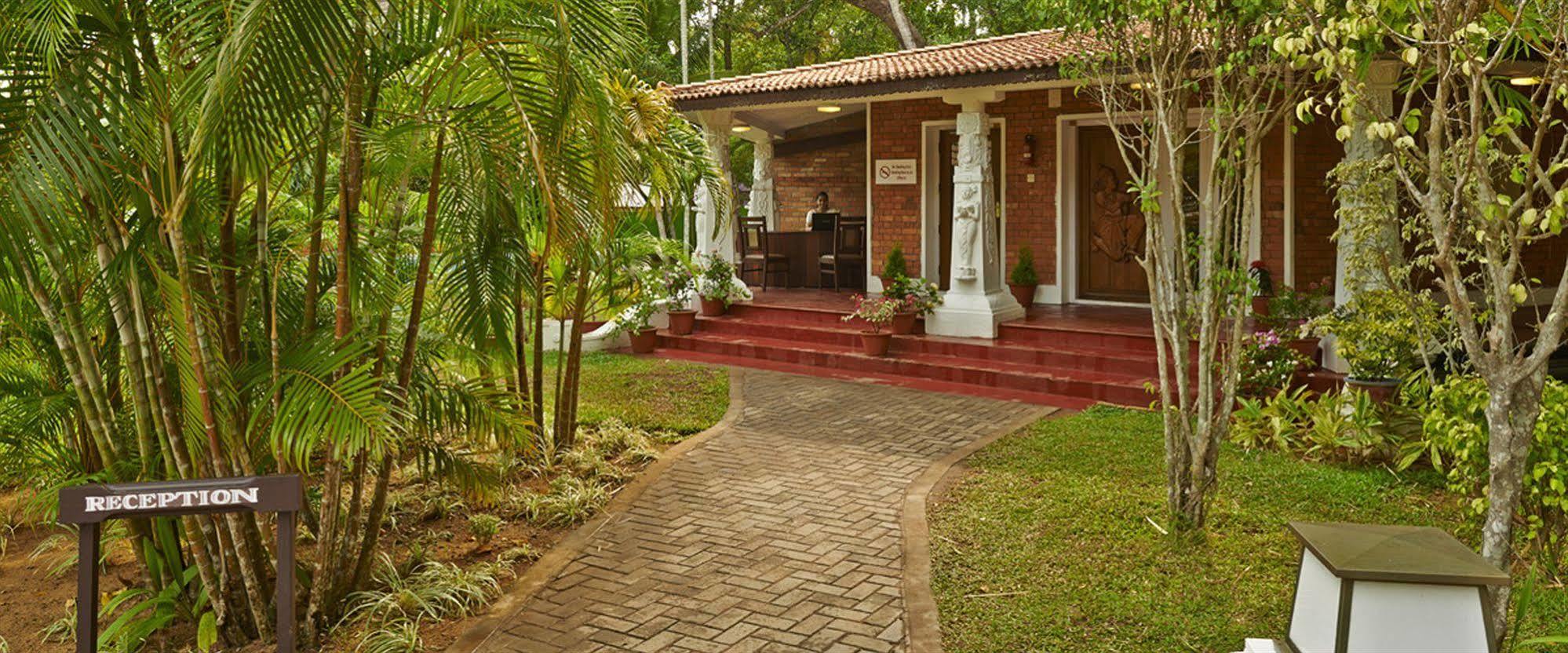 Club Mahindra Ashtamudi Hotel Nīndakara Buitenkant foto