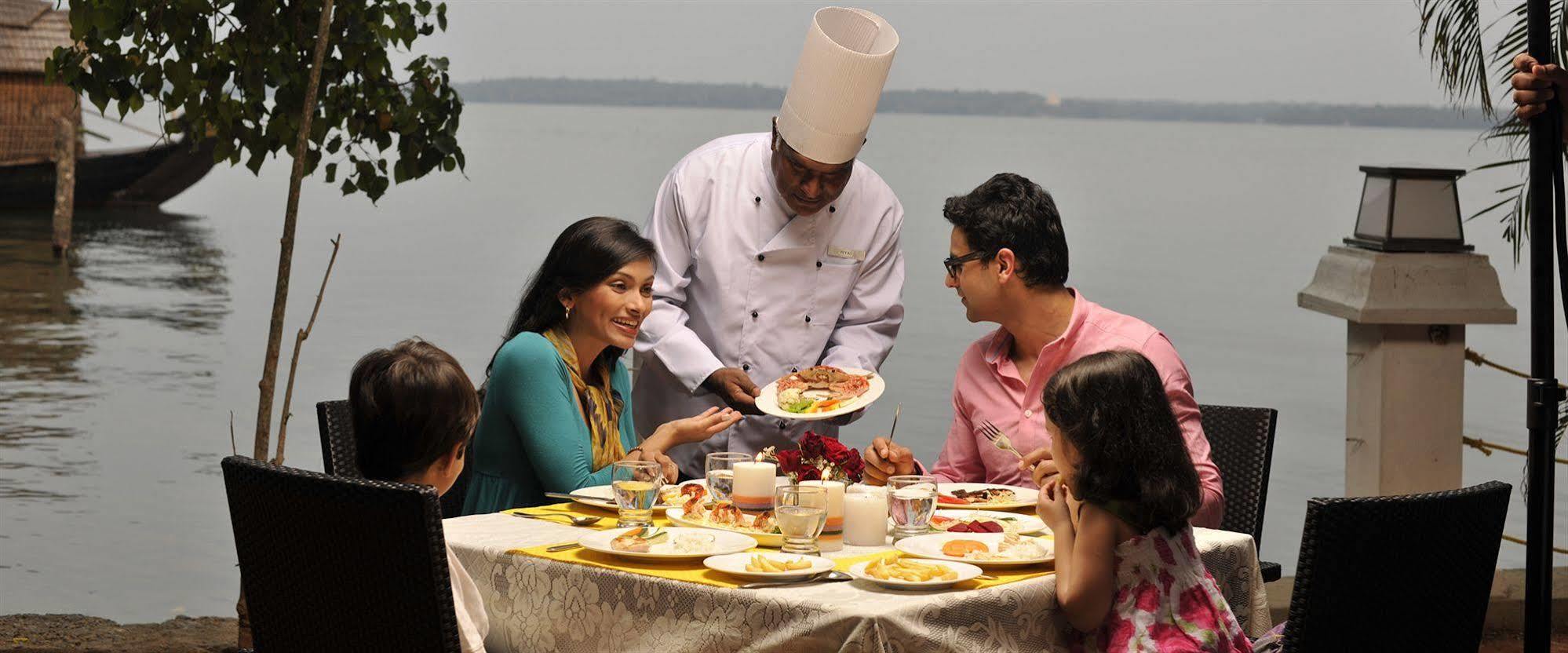 Club Mahindra Ashtamudi Hotel Nīndakara Buitenkant foto