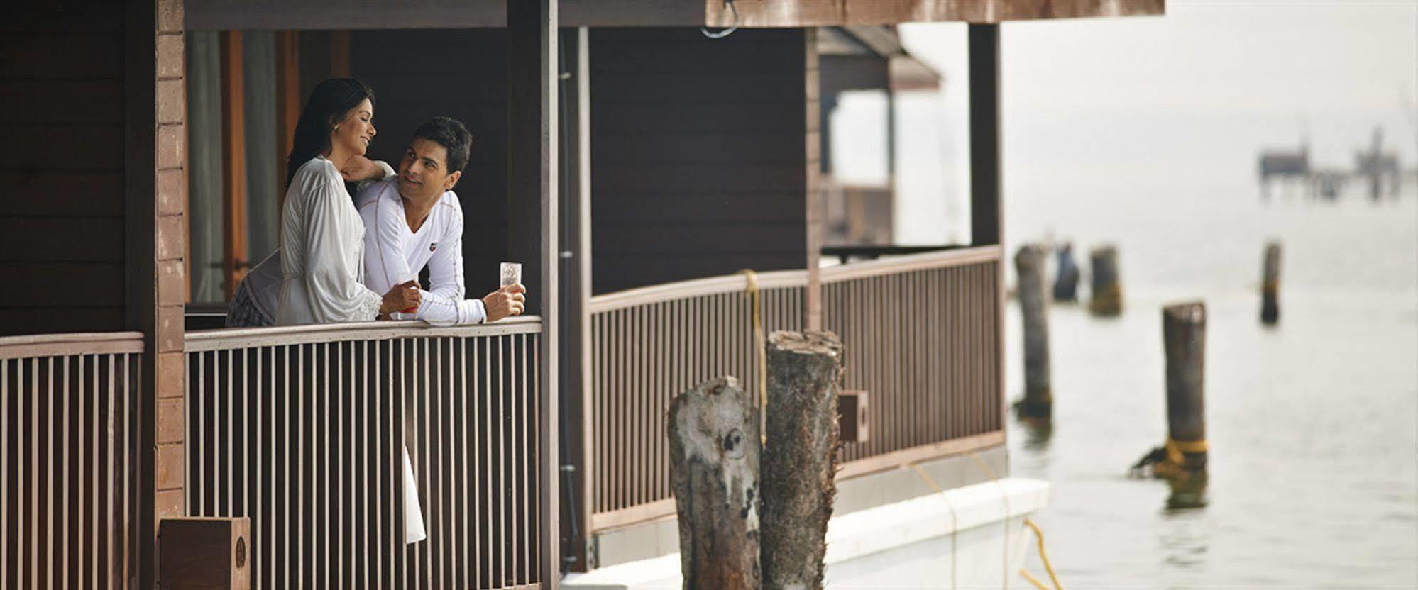 Club Mahindra Ashtamudi Hotel Nīndakara Buitenkant foto