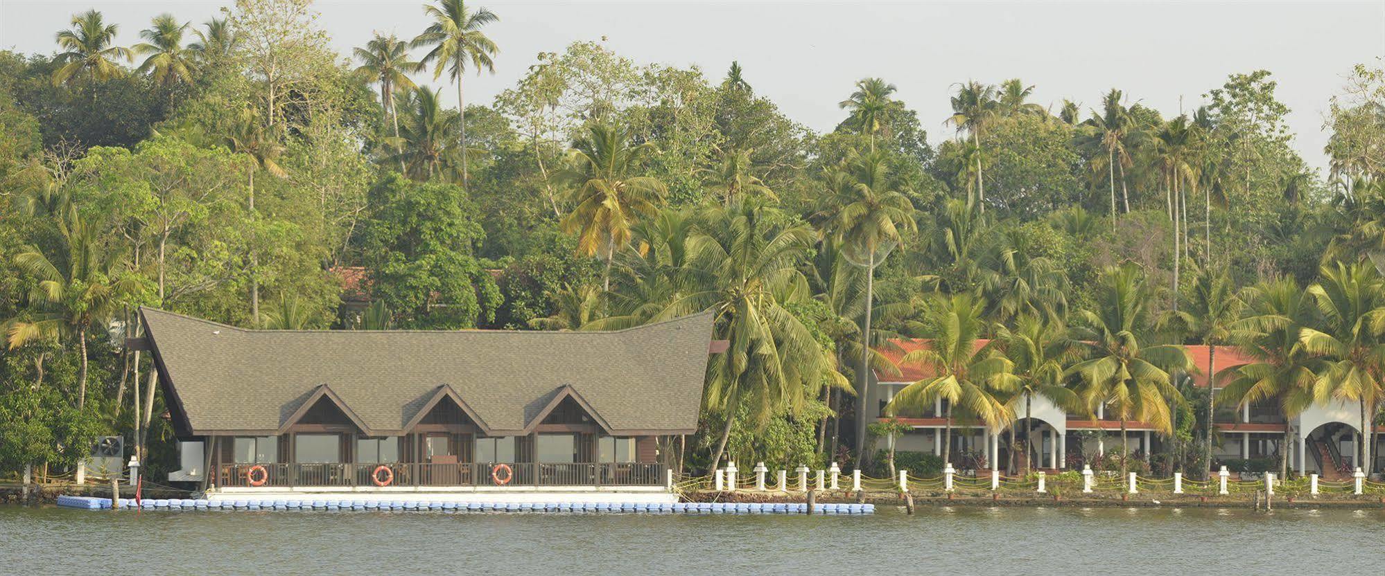 Club Mahindra Ashtamudi Hotel Nīndakara Buitenkant foto