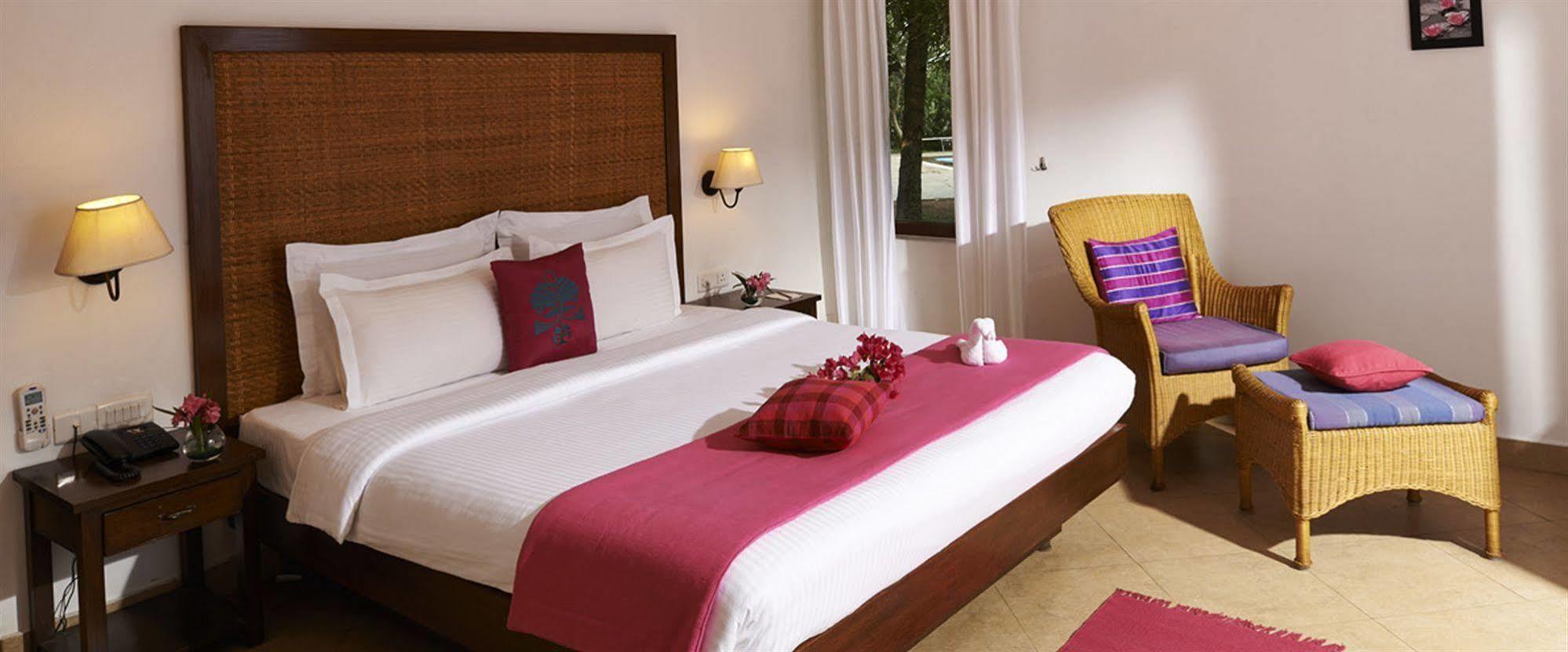 Club Mahindra Ashtamudi Hotel Nīndakara Buitenkant foto