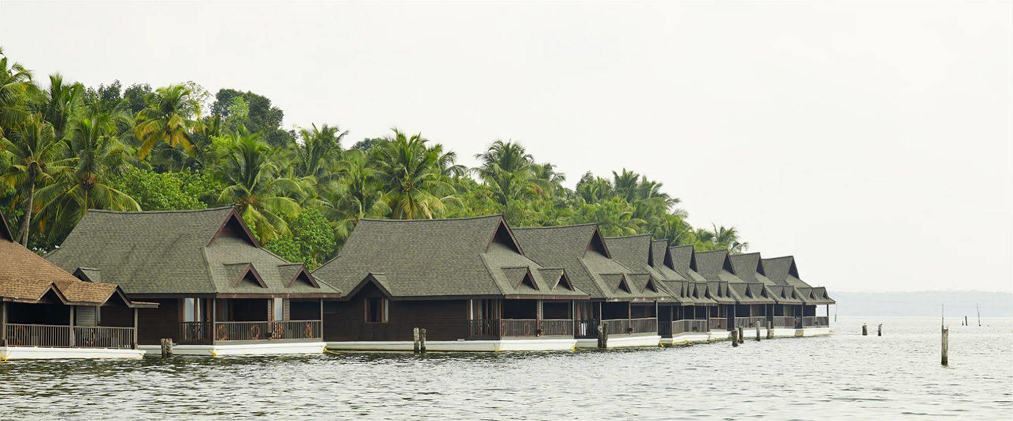 Club Mahindra Ashtamudi Hotel Nīndakara Buitenkant foto