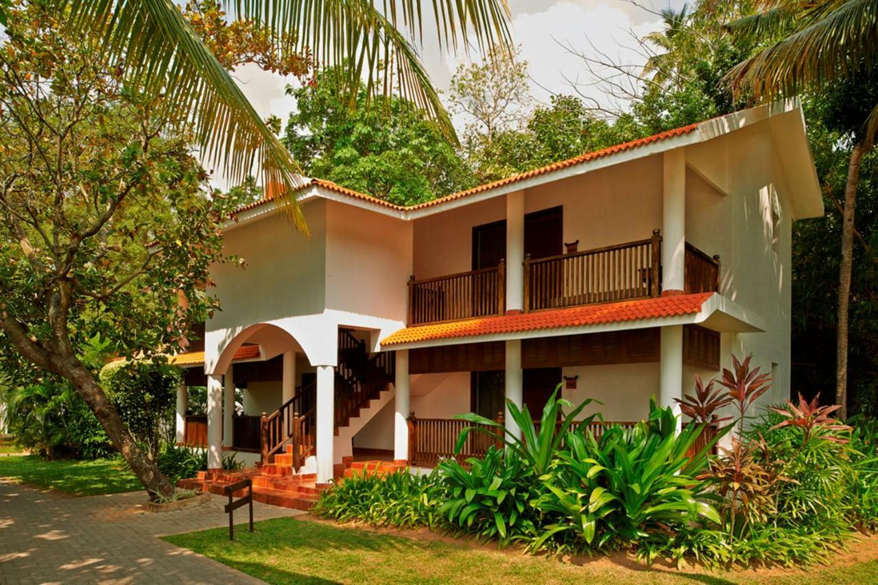 Club Mahindra Ashtamudi Hotel Nīndakara Buitenkant foto