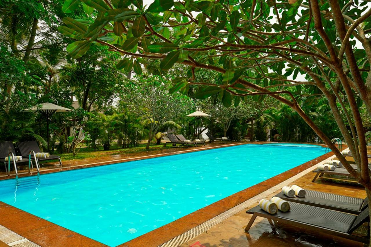 Club Mahindra Ashtamudi Hotel Nīndakara Buitenkant foto