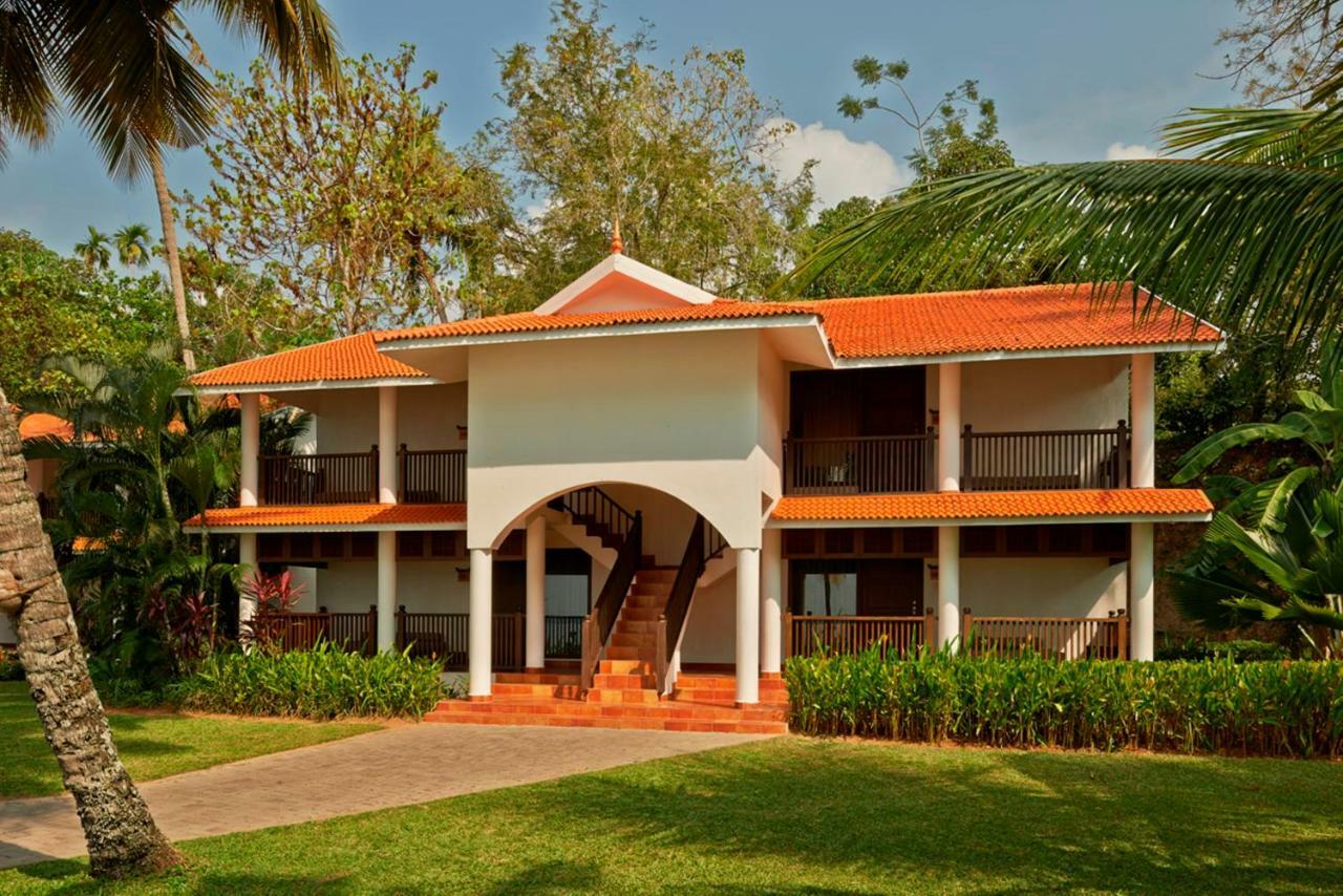 Club Mahindra Ashtamudi Hotel Nīndakara Buitenkant foto