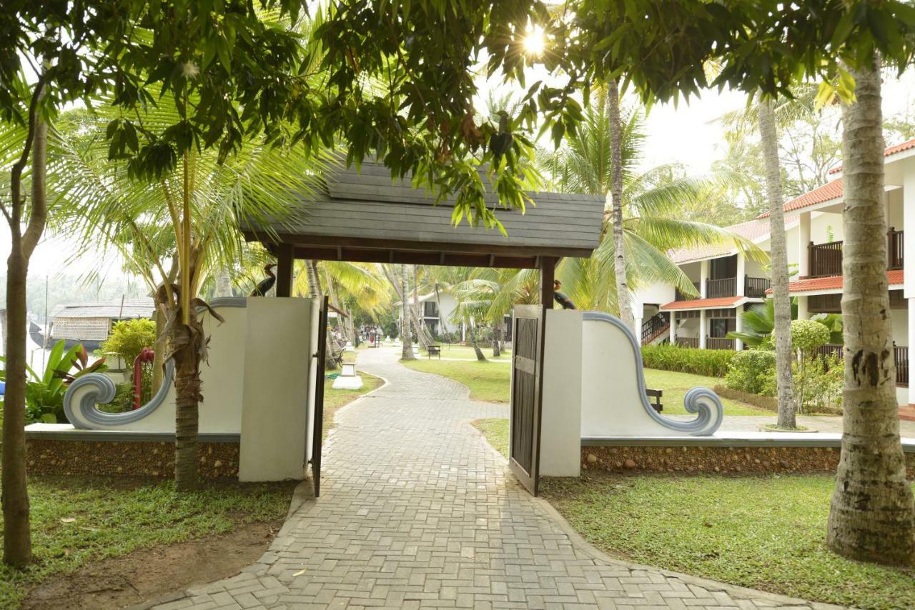 Club Mahindra Ashtamudi Hotel Nīndakara Buitenkant foto